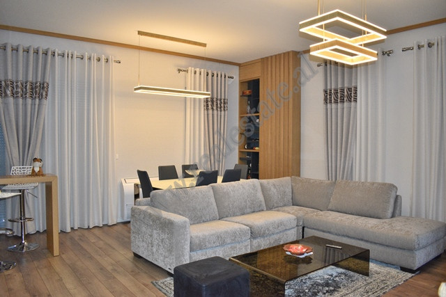 Apartament modern 2+1 per shitje ne rrugen Dritan Hoxha ne Tirane.
Ky apartament pozicionohet ne ka